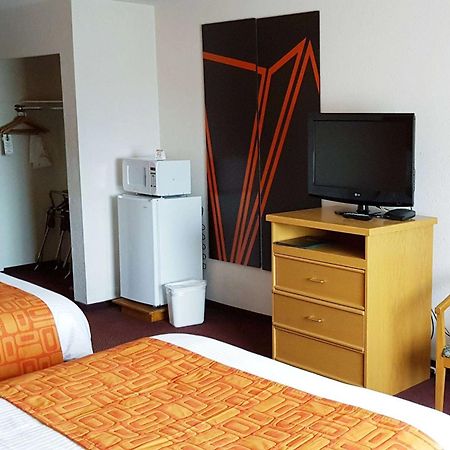 Howard Johnson By Wyndham Fort St. John Esterno foto