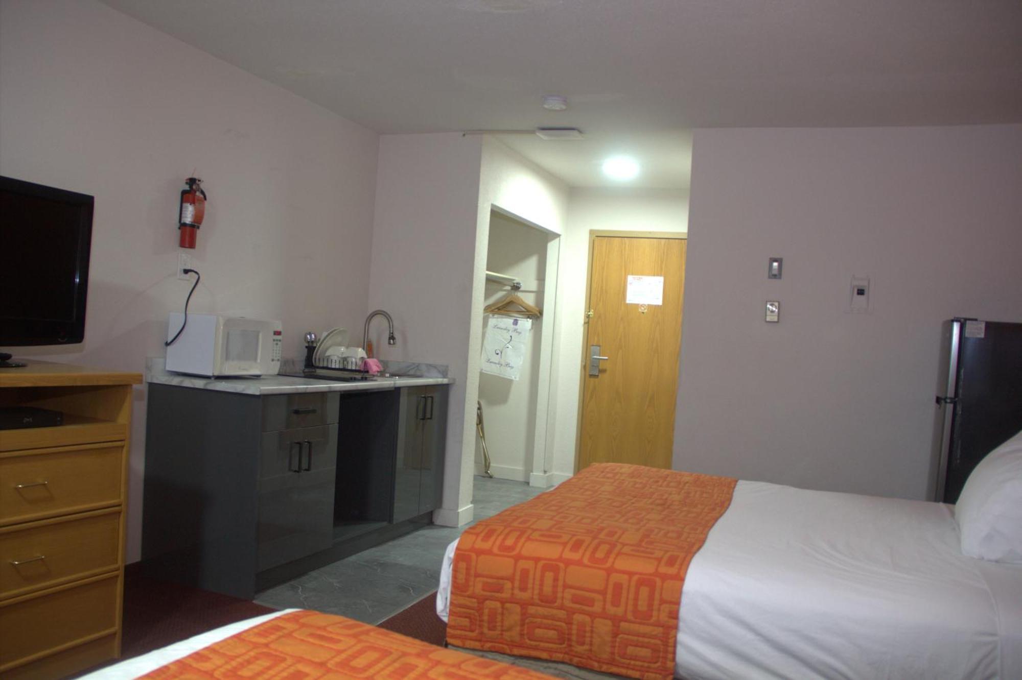 Howard Johnson By Wyndham Fort St. John Esterno foto
