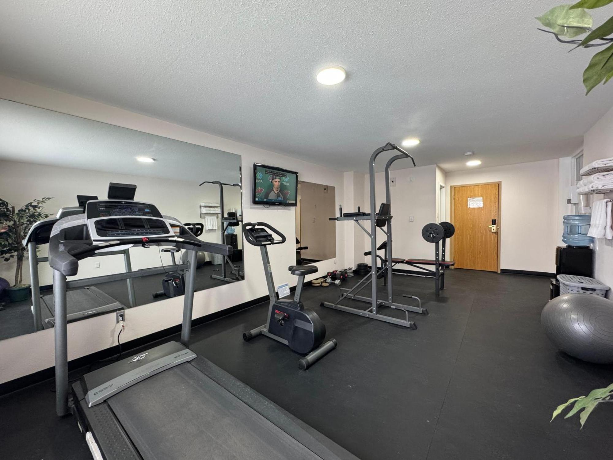 Howard Johnson By Wyndham Fort St. John Esterno foto