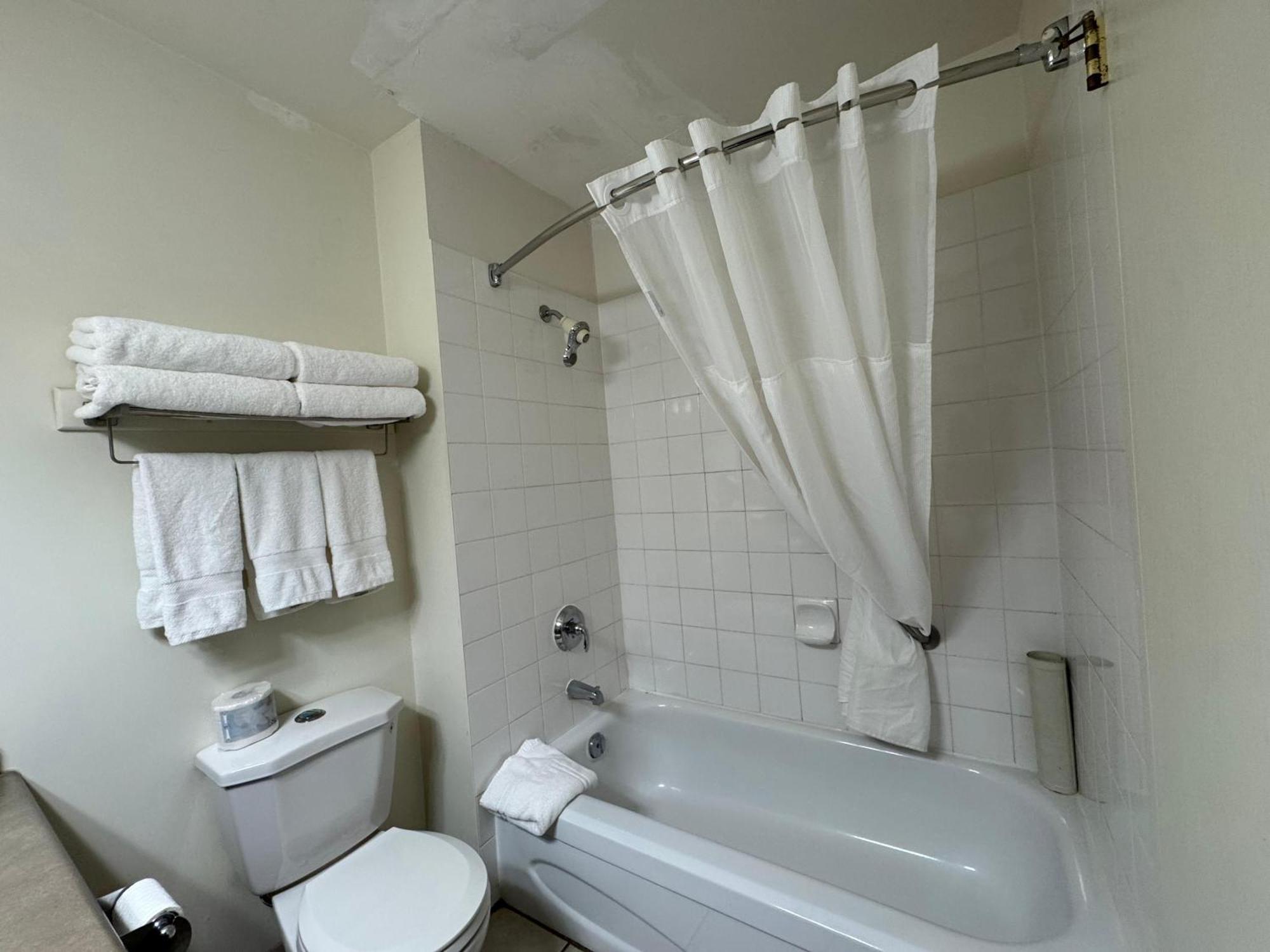 Howard Johnson By Wyndham Fort St. John Esterno foto