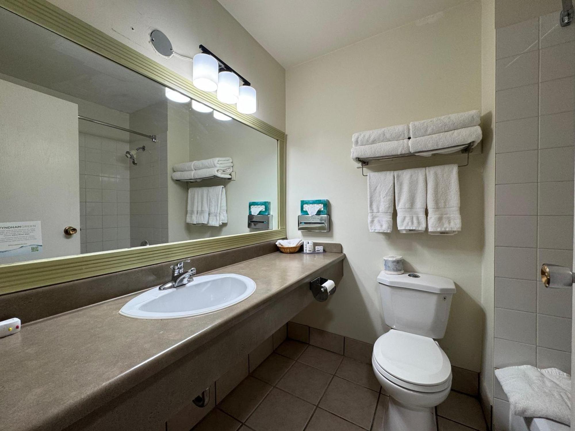 Howard Johnson By Wyndham Fort St. John Esterno foto