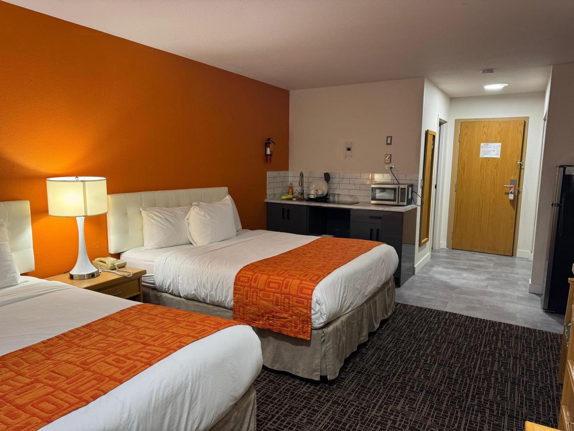 Howard Johnson By Wyndham Fort St. John Esterno foto