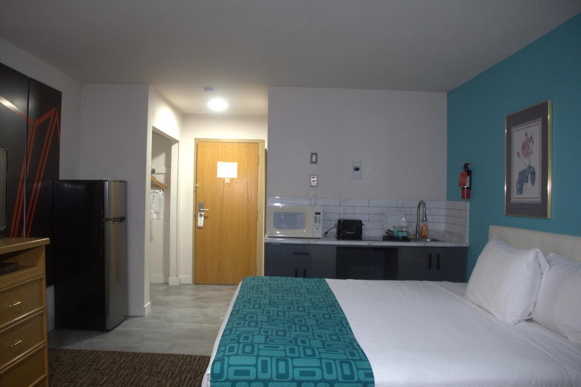Howard Johnson By Wyndham Fort St. John Esterno foto