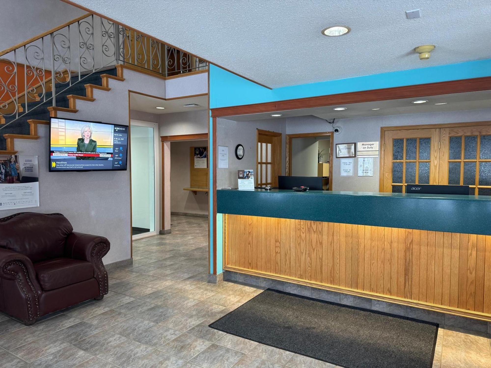 Howard Johnson By Wyndham Fort St. John Esterno foto