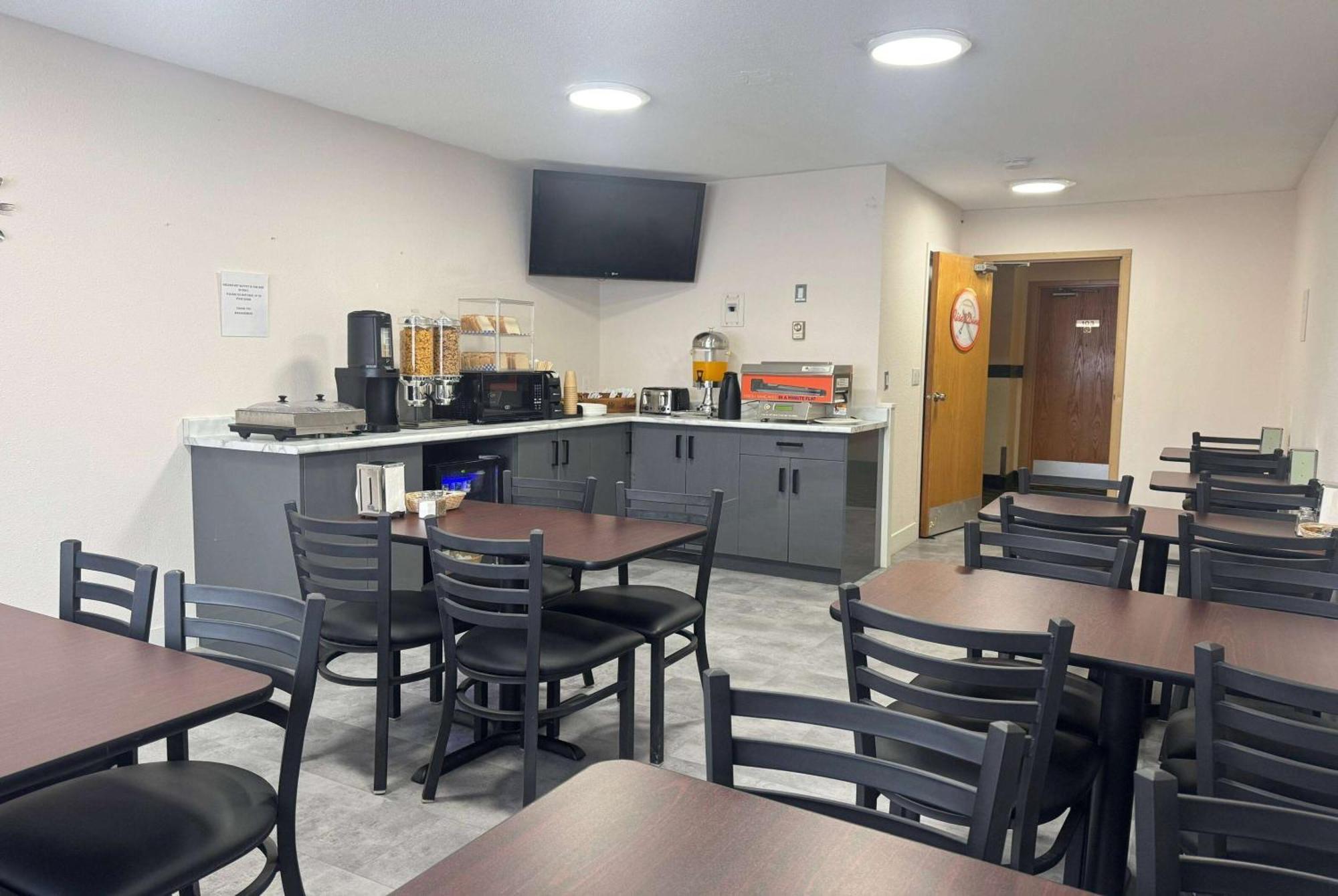 Howard Johnson By Wyndham Fort St. John Esterno foto