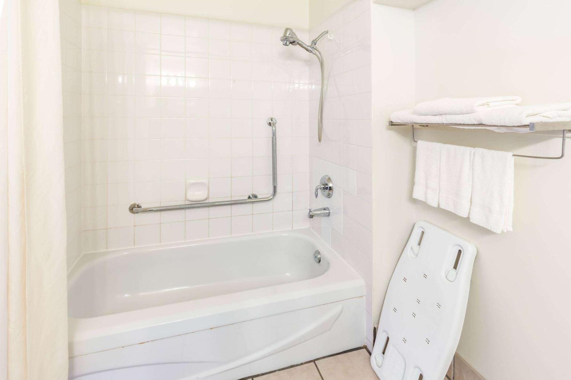 Howard Johnson By Wyndham Fort St. John Esterno foto