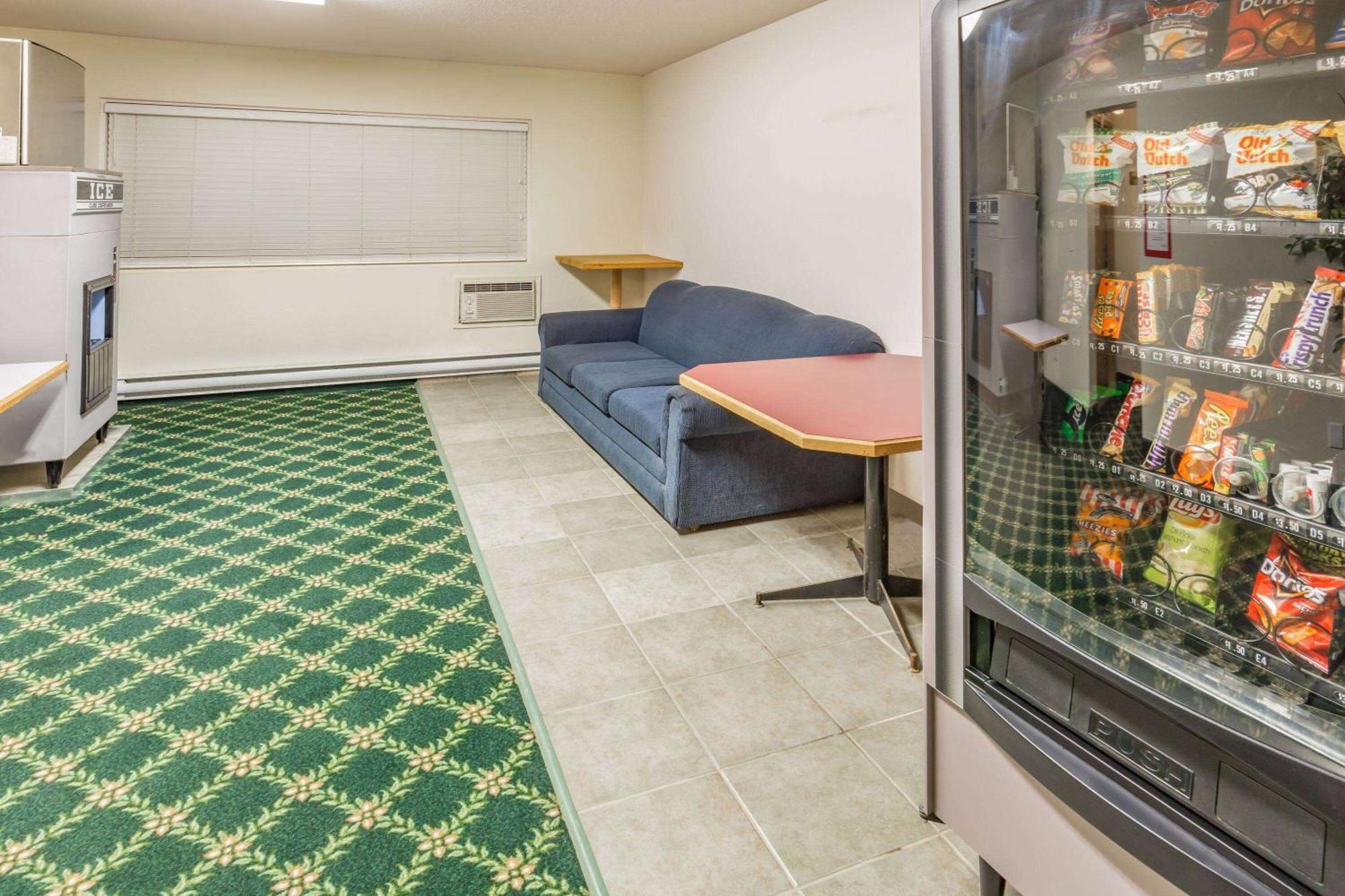 Howard Johnson By Wyndham Fort St. John Esterno foto