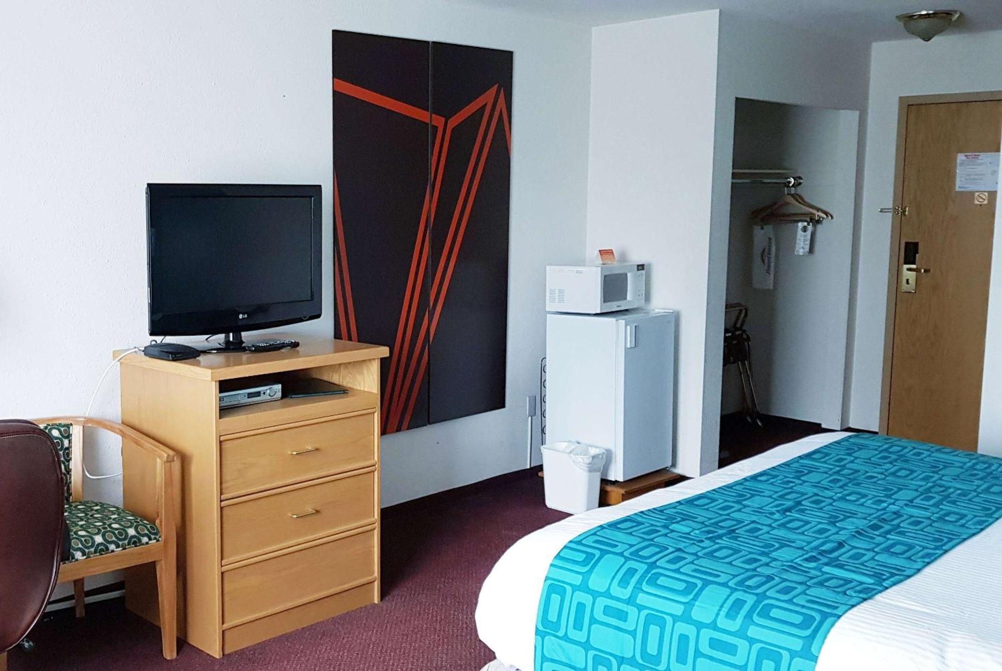 Howard Johnson By Wyndham Fort St. John Esterno foto