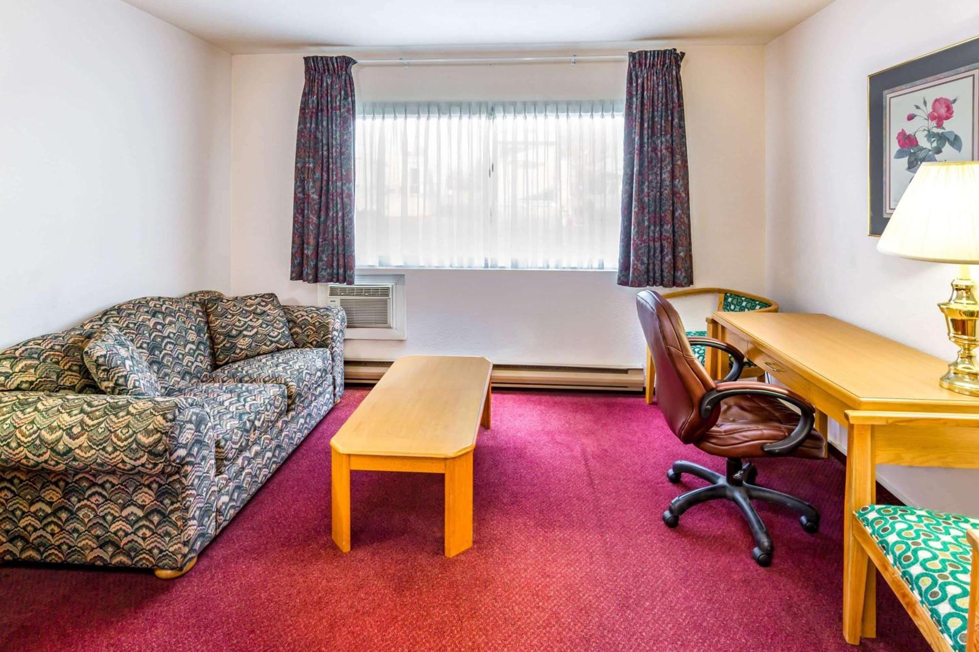 Howard Johnson By Wyndham Fort St. John Esterno foto