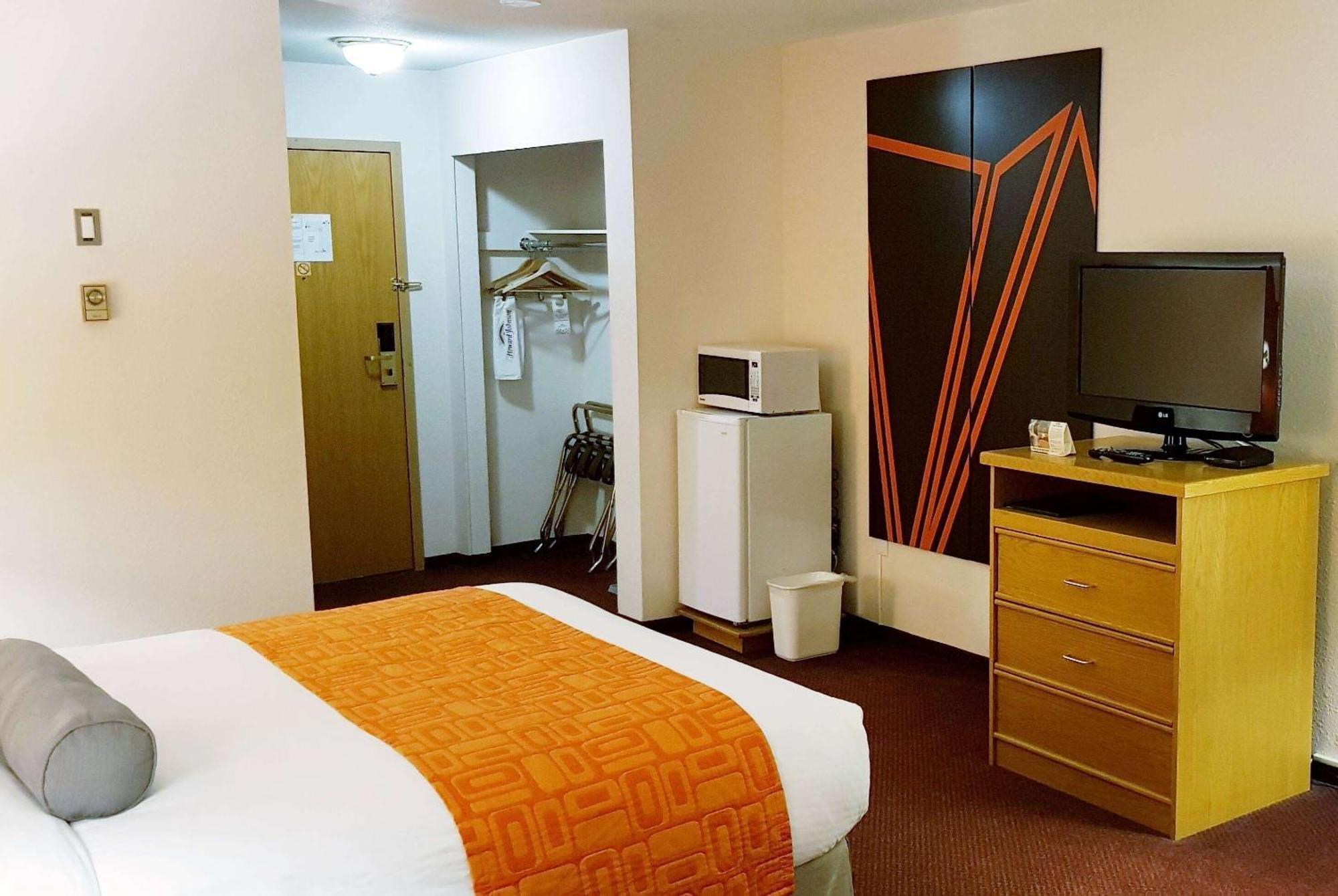 Howard Johnson By Wyndham Fort St. John Esterno foto