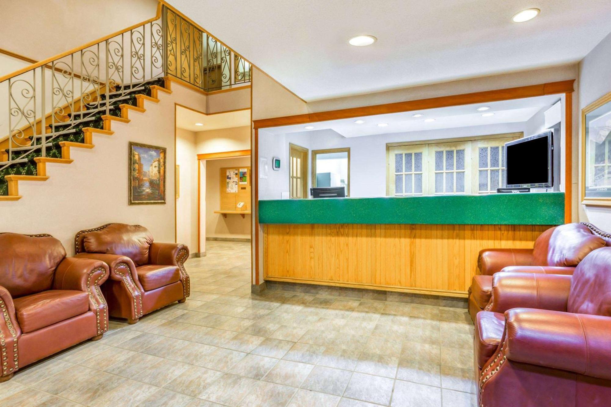 Howard Johnson By Wyndham Fort St. John Esterno foto