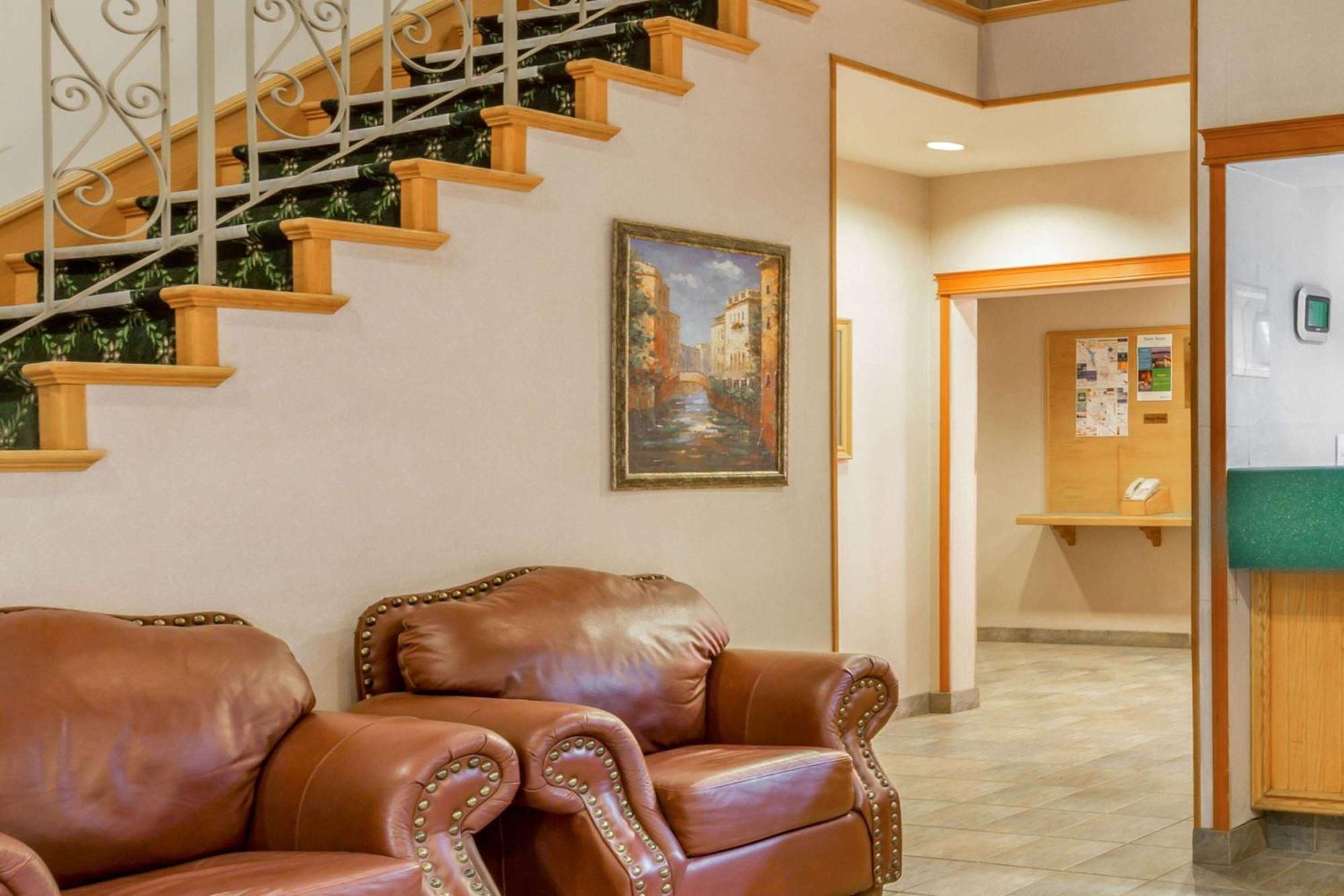 Howard Johnson By Wyndham Fort St. John Esterno foto