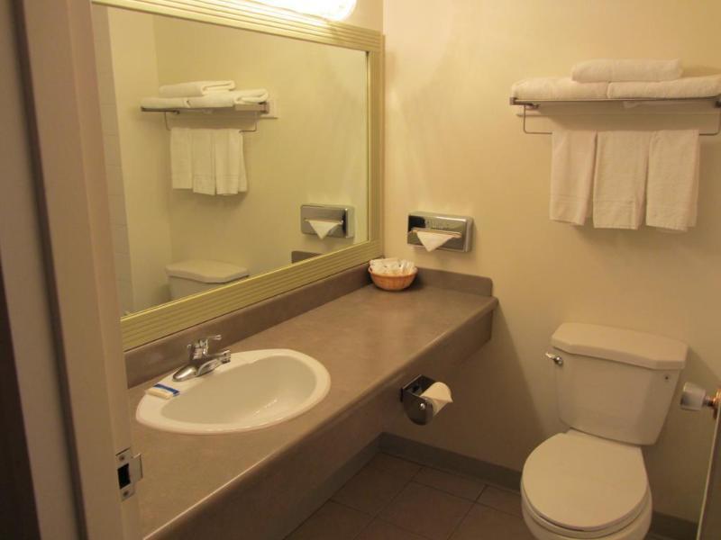 Howard Johnson By Wyndham Fort St. John Esterno foto