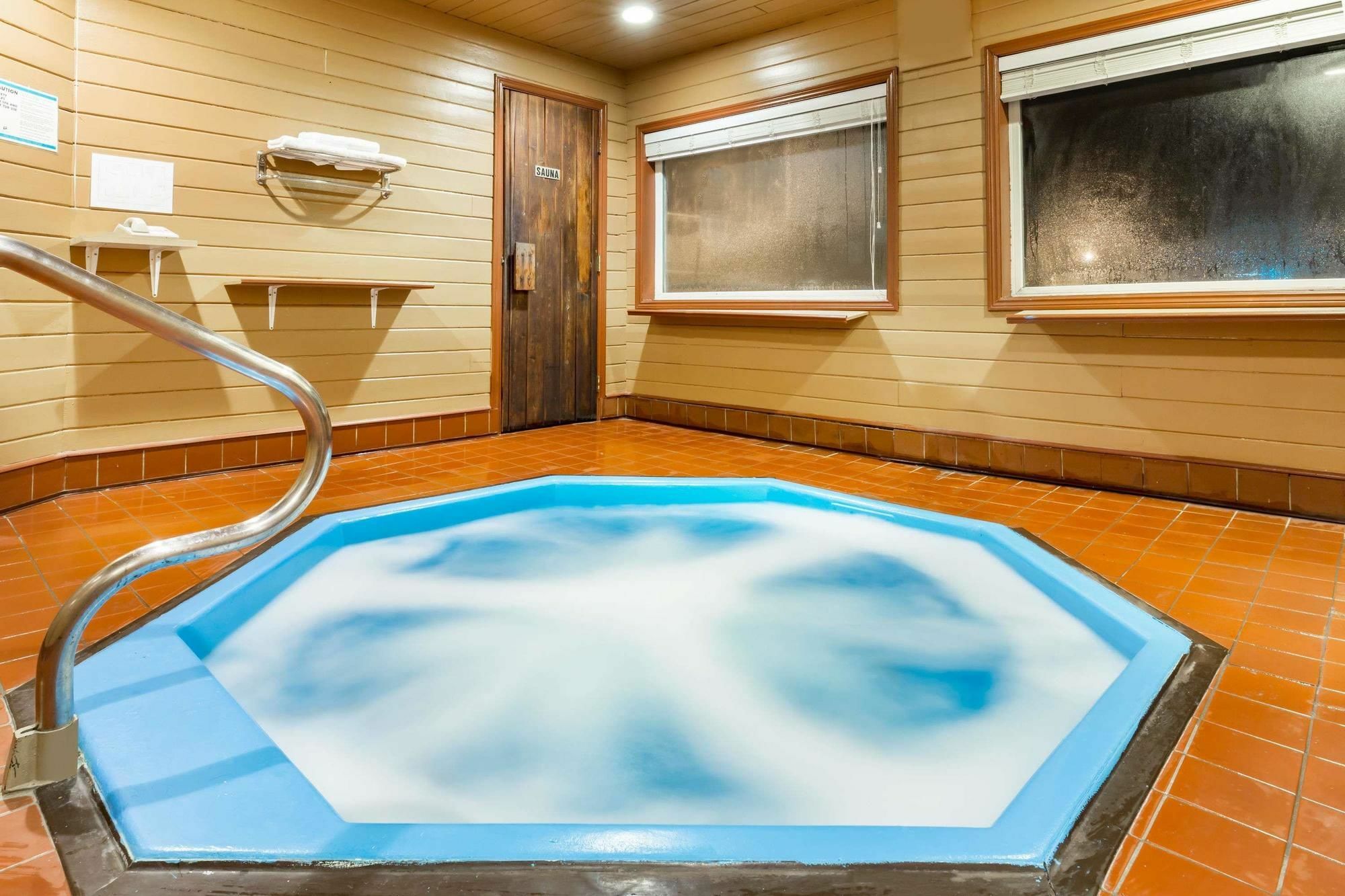 Howard Johnson By Wyndham Fort St. John Esterno foto