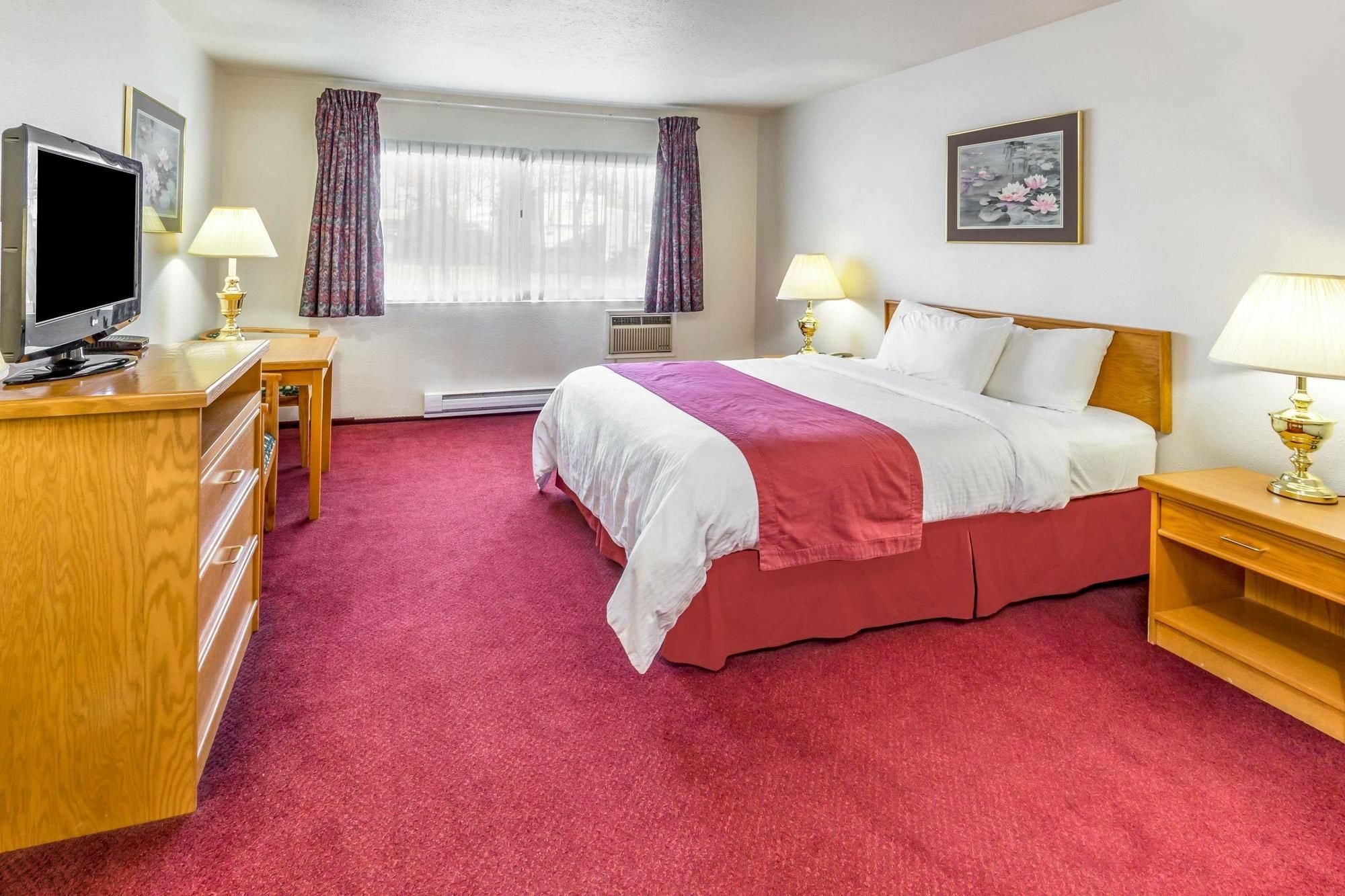 Howard Johnson By Wyndham Fort St. John Esterno foto