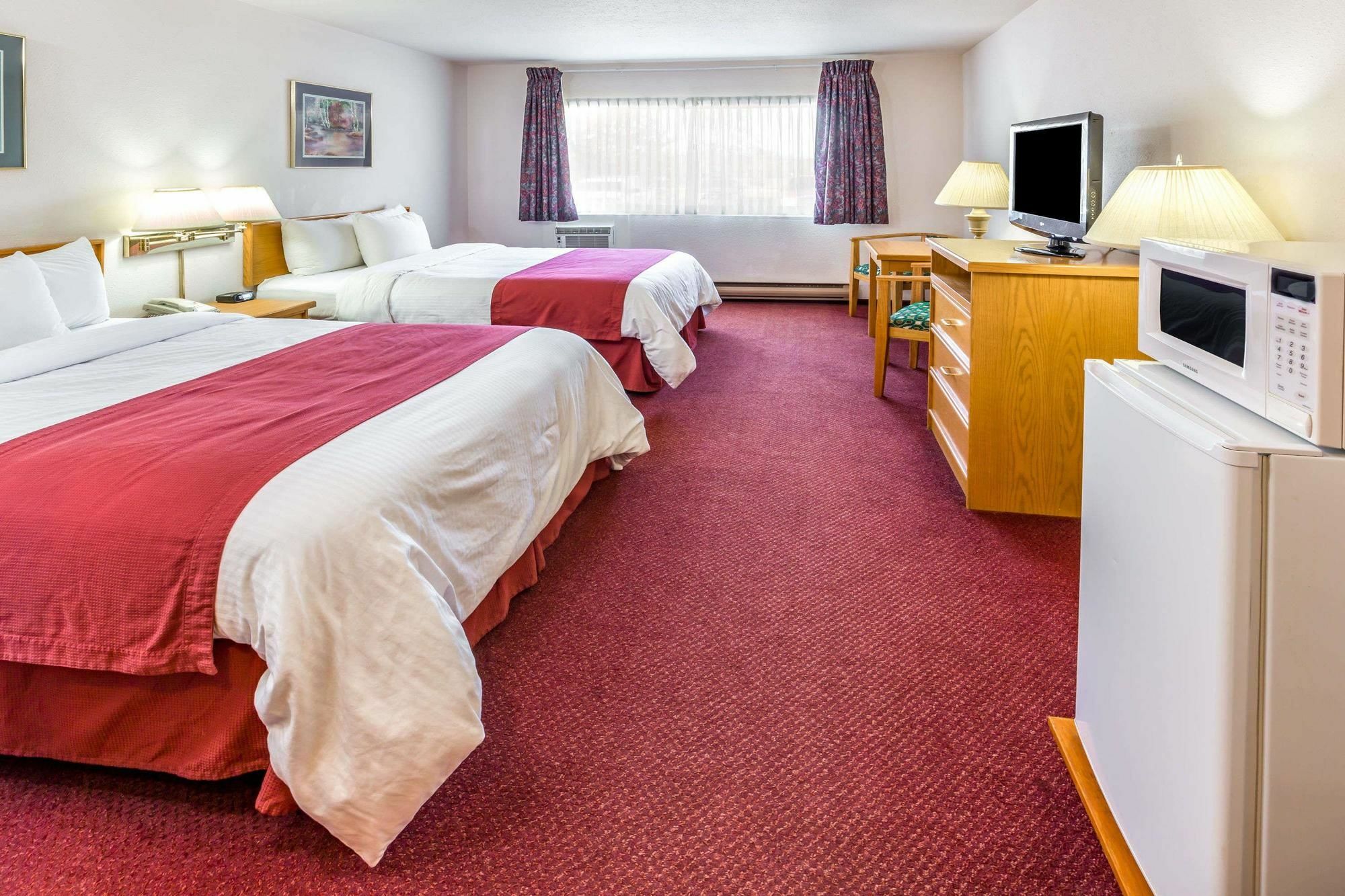 Howard Johnson By Wyndham Fort St. John Esterno foto
