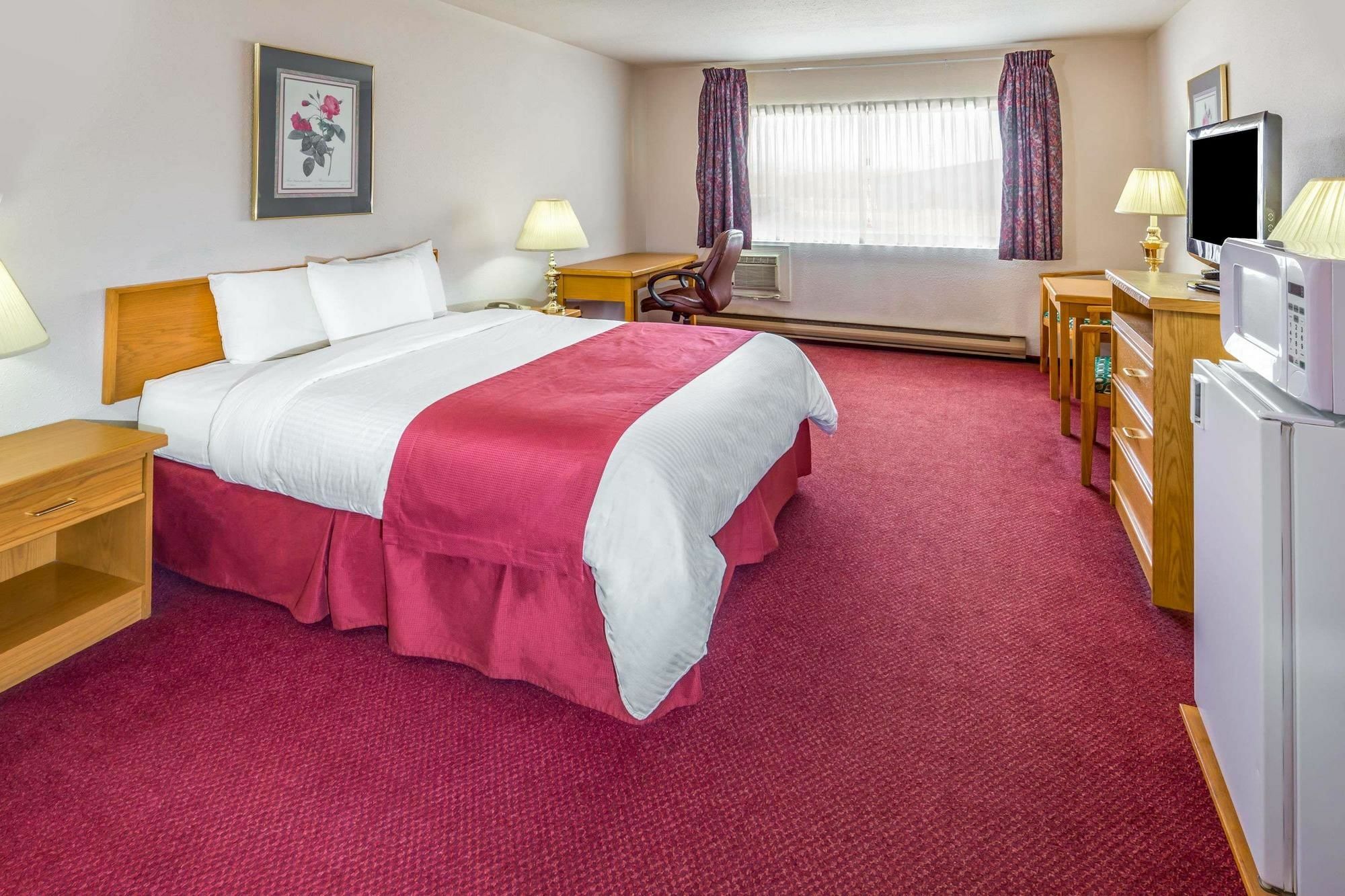 Howard Johnson By Wyndham Fort St. John Esterno foto