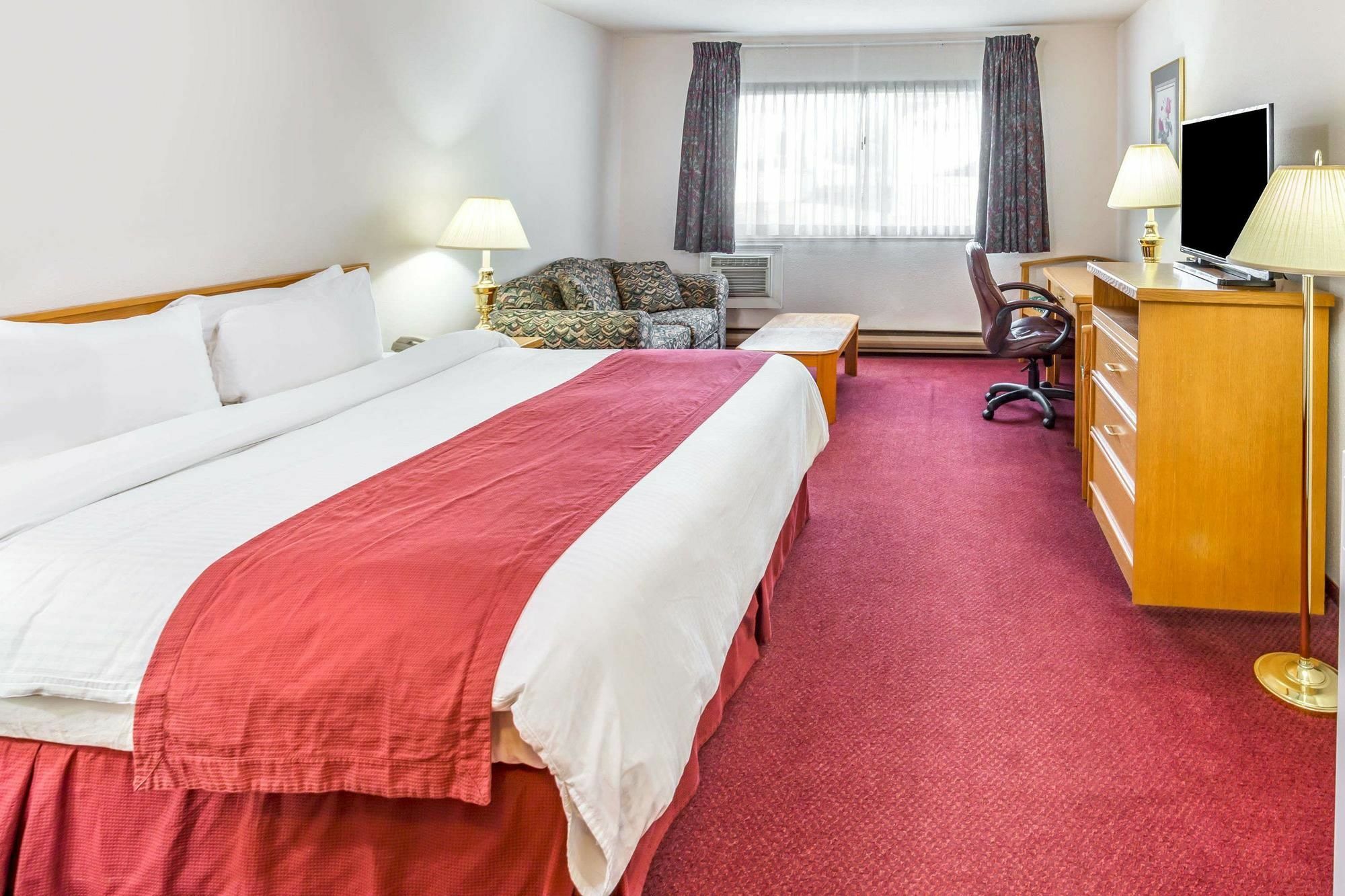 Howard Johnson By Wyndham Fort St. John Esterno foto